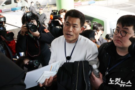 이재명 대통령과 김현지 청와대 제1부속실장에 대한 허위 사실을 유포한 혐의로 고발된 한국사 강사 출신 보수 유튜버 전한길 씨가 12일 오전 서울 동작경찰서에 피의자 신분으로 출석하고 있다.