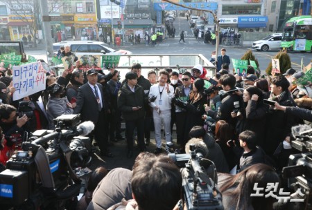 이재명 대통령과 김현지 청와대 제1부속실장에 대한 허위 사실을 유포한 혐의로 고발된 한국사 강사 출신 보수 유튜버 전한길 씨가 12일 오전 서울 동작경찰서에 피의자 신분으로 출석하기 앞서 서울 노량진역 광장에서 기자회견을 하고 있다.