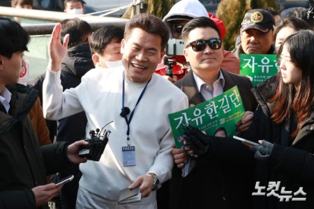 이재명 대통령과 김현지 청와대 제1부속실장에 대한 허위 사실을 유포한 혐의로 고발된 한국사 강사 출신 보수 유튜버 전한길 씨가 12일 오전 서울 동작경찰서에 피의자 신분으로 출석하기 앞서 서울 노량진역 광장에서 기자회견을 하고 있다.