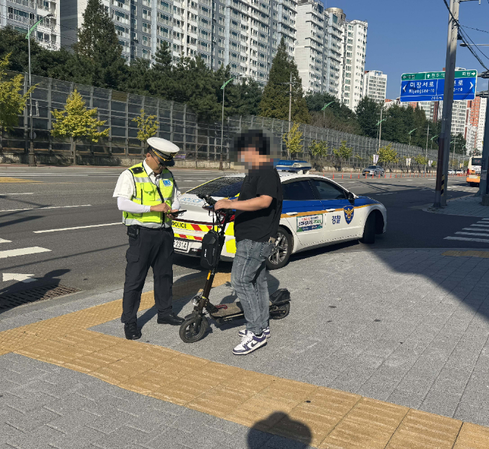 개인형 이동장치(PM) 단속 중인 경찰관. 전북경찰청 제공