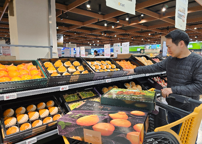 이마트는 17일까지 매장에서 직접 구매하는 '핸드캐리' 선물세트와 설 성수품을 중심으로 할인 판매한다. 이마트 제공