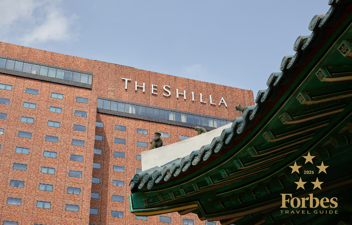 서울신라호텔이 세계적 권위의 호텔 평가 기관인 '포브스 트래블 가이드'에서 국내 최초이자 유일하게 8년 연속 5성 호텔로 선정됐다. 서울신라호텔 제공