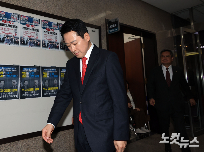 국민의힘 장동혁 대표가 12일 이재명 대통령, 더불어민주당 정청래 대표와의 청와대 오찬회동에 불참한다고 밝힌 가운데 기자회견을 하기 위해 원내대표실로 향하고 있다. 황진환 기자