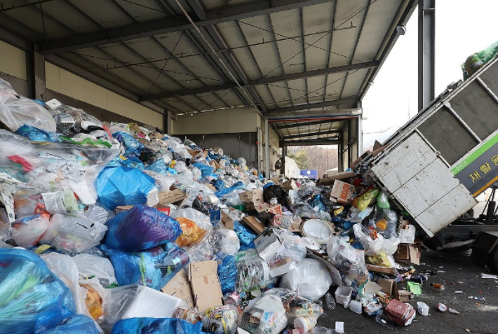 지난달 26일 서울 도봉구 재활용 선별장에 쓰레기들이 쌓여있다. 연합뉴스