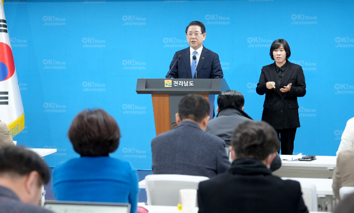 김영록 전라남도지사가 12일 도청 브리핑실에서 400만 전남광주통합특별시 실현을 위한 전남·광주 3+1축 산업 대부흥 비전을 발표하고 있다. 전라남도 제공