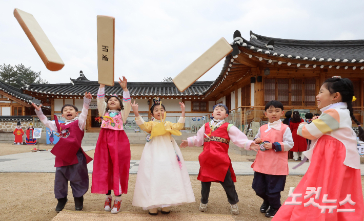 서울 강남구 못골한옥어린이도서관에서 어린이들이 윷놀이를 하고 있다. 박종민 기자