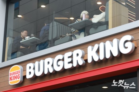 버거킹이 12일부터 원자재 및 제반 비용의 지속적인 상승으로 인해 일부 제품 가격을 인상한다고 밝혔다. 가격 조정 폭은 버거 단품 기준 200원, 사이드 메뉴 인상 폭은 100원 수준으로 책정됐다. 이번 조정으로 버거킹의 대표 메뉴인 