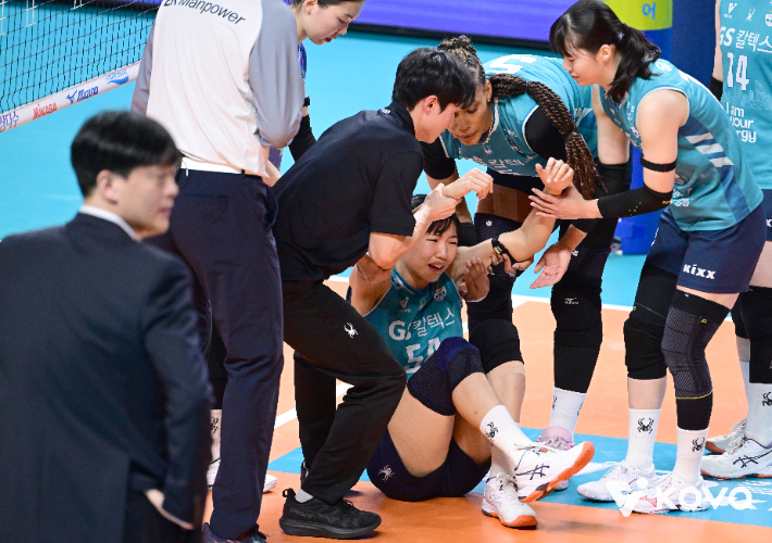 부축받으며 일어서는 오세연. 한국배구연맹