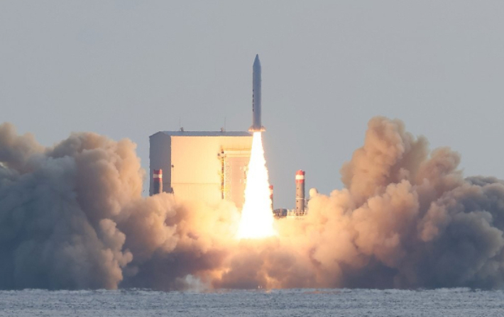 지난 2023년 12월 4일 오후 제주 서귀포시 예래동 앞바다에서 군 주도로 고체연료우주발사체 3차 시험발사가 진행되고 있다. 연합뉴스