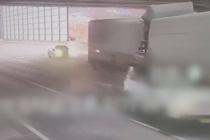 지난달 15일 새벽 1시 22분쯤 화성시 서해안고속도로 당진 방향 팔탄분기점 부근에서 1.5톤 화물차가 단독 사고를 낸 이후에, 뒤에서 오는 승용차 2대가 시차를 두고 화물차를 추돌한 사고가 발생했다. 경기남부경찰청 제공