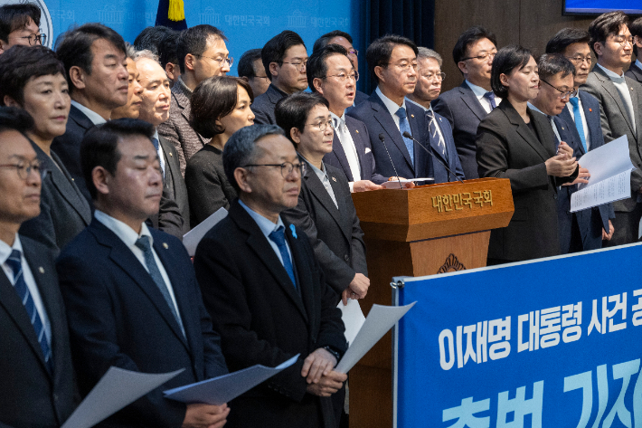 12일 국회 소통관에서 열린 이재명 대통령 사건 공소취소와 국정조사 추진을 위한 의원 모임 출범 기자회견에서 상임대표를 맡은 더불어민주당 박성준 의원이 발언하고 있다. 연합뉴스