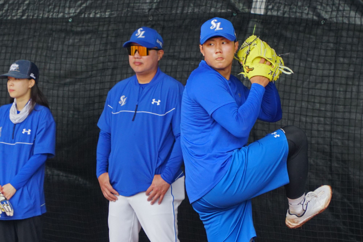삼성 좌완 배찬승(오른쪽)이 괌 전지 훈련에서 투구하는 모습. 삼성 라이온즈 