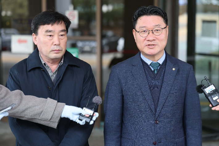 전직 대통령 고(故) 전두환씨가 회고록에서 5·18 민주화 운동을 왜곡하고 관련자의 명예를 훼손했다며 손해를 배상하라는 판결이 대법원에서 확정된 후 서울 서초구 대법원에서 박강배 5·18기념재단 상임이사(왼쪽)와 김정호 변호사가 입장을 밝히고 있다. 연합뉴스