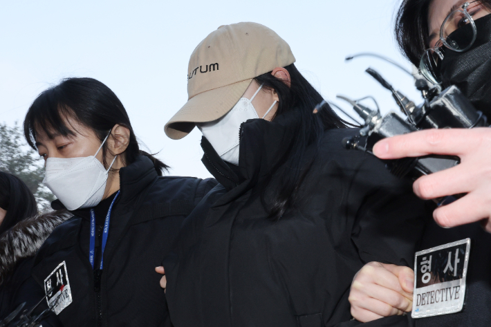 서울 강북구 수유동 모텔에서 남성 2명을 숨지게 한 혐의를 받는 20대 여성 A씨가 12일 서울북부지법에서 영장실질심사를 받기 위해 출석하고 있다. 연합뉴스