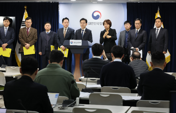 윤창렬 국무조정실장이 12일 서울 종로구 정부서울청사에서 헌법존중 정부혁신 TF 조사결과를 발표하고 있다. 연합뉴스