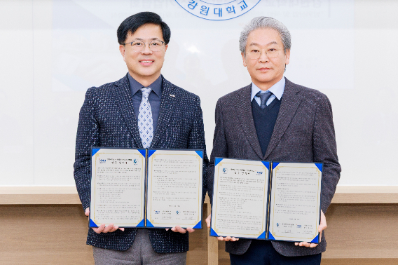 강원대학교와 한국방산혁신기업협회는 12일 춘천캠퍼스 대학본부에서 '방위산업 및 국방 첨단기술 분야 전문인력 양성을 위한 업무협약'을 체결했다. 강원대 제공
