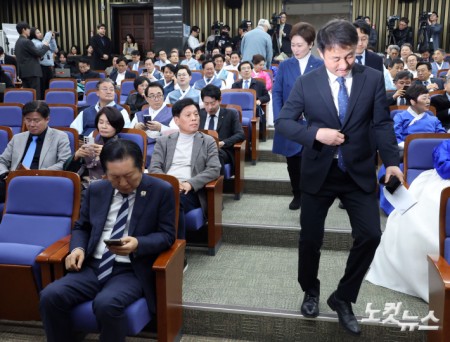 의원총회 참석한 정청래-한병도