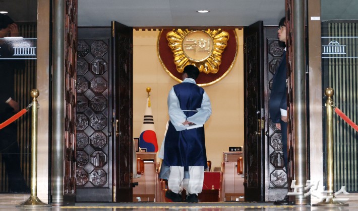 한복 입고 본회의장 향하는 민주당