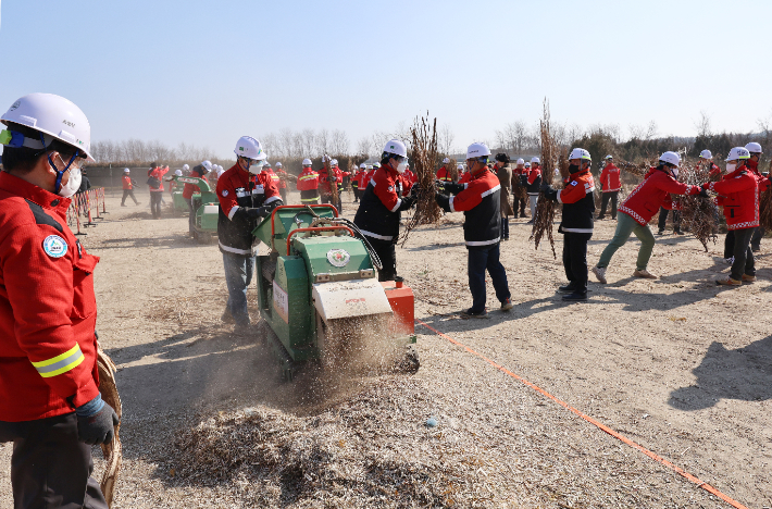 12일 강원 강릉시 동부지방산림청 연곡양묘사업소에서 열린 산림조합중앙회 주최 '전국 산림조합 영농부산물 파쇄 릴레이 캠페인'에서 산림조합 관계자들이 직접 영농부산물을 파쇄하고 있다. 연합뉴스