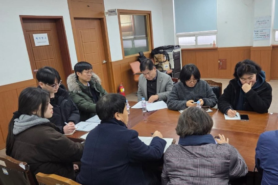 임종명 전북도의원과 남원 산내면 주민들이 지역 현안을 논의하고 있다. 전북도의회 제공