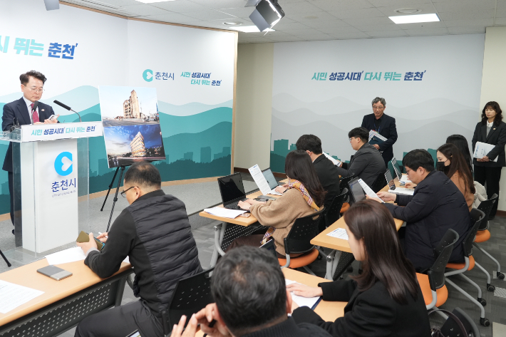 육동한 춘천시장은 12일 용궁예식장 건물을 근린생활시설로 변경하는 건축허가 사항 변경 절차가 최종 완료됐다고 밝혔다. 춘천시 제공