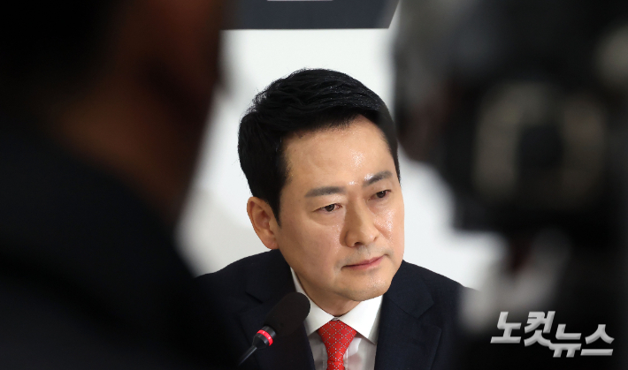 국민의힘 장동혁 대표가 12일 이재명 대통령, 더불어민주당 정청래 대표와의 청와대 오찬회동에 불참한다고 밝힌 후 원내대표실에서 기자회견을 갖고 있다. 황진환 기자