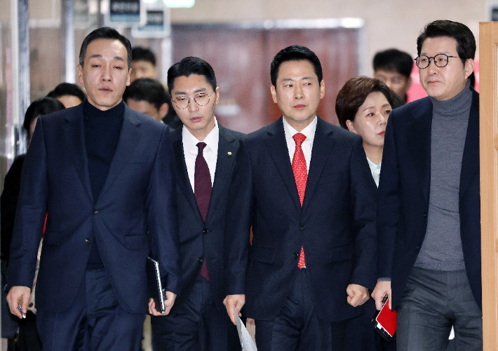 국민의힘 장동혁 대표와 최고위원들이 12일 국회에서 열린 최고위원회의에 굳은 표정으로 입장하고 있다. 연합뉴스