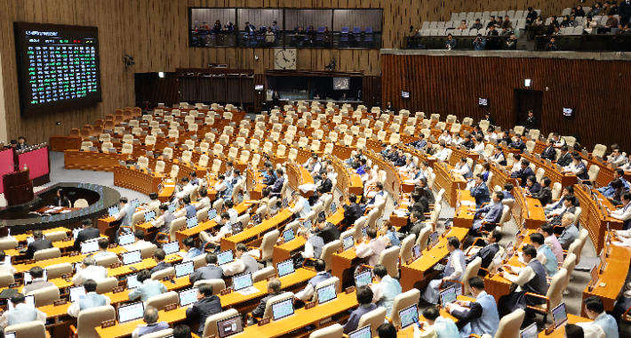 12일 국회에서 열린 2월 임시국회 본회의가 국민의힘의 보이콧 속 범여권 의원들만 참석한 채 진행되고 있다. 연합뉴스