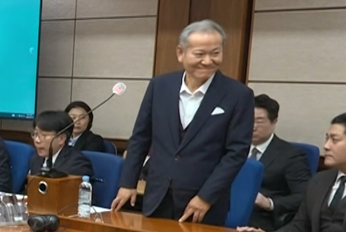 방청석을 향해 미소 지은 이상민 전 장관. 노컷브이 캡처