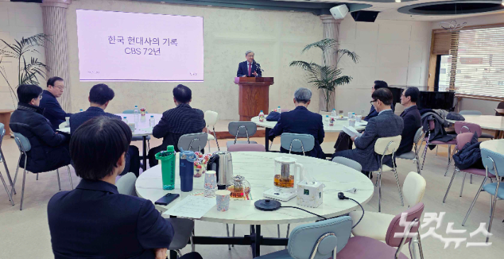 고문으로 추대된 안용운 목사가 총회 진행을 하고 있다. 이강현 기자