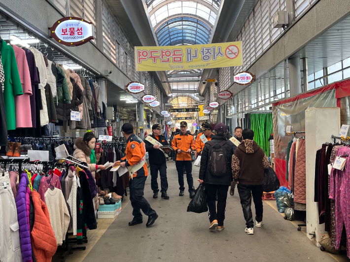 광주 북부소방서가 12일 말바우시장을 방문해 점포 내 전기·가스 사용 요령을 안내하고 있다. 광주 북부소방서 제공