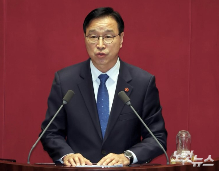 제주지사 출마 위성곤 "도정평가 인신공격 말고 합리적으로"