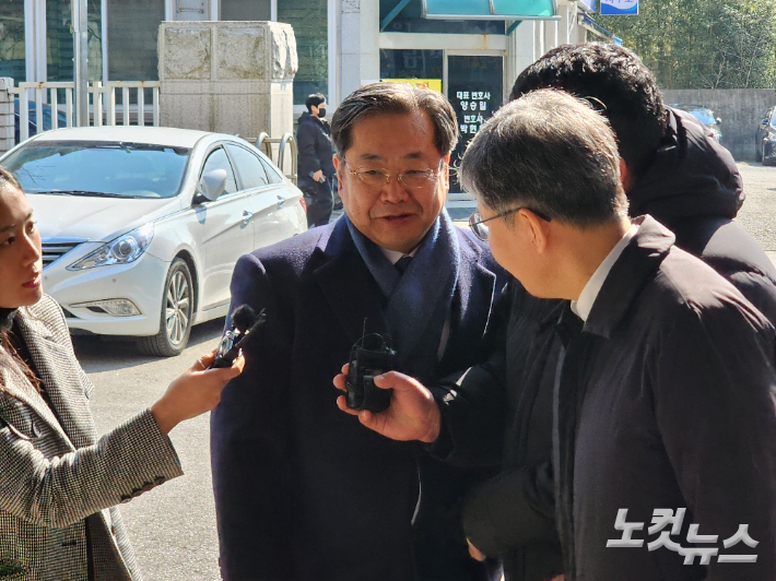 전주지법 군산지원 제1형사부(백상빈 부장판사)는 12일 특정경제범죄가중처벌법 위반(사기)등의 혐의로 기소된 이장호 전 군산대 총장에 대해 징역 3년에 집행유예 5년을 선고했다. 김대한 기자