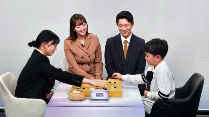 최정 9단(사진 오른쪽) vs 유하준 초단. 사진은 대국 후 복기 장면. ㈜한국바둑방송 제공