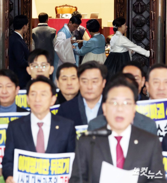 한복 입은 민주당 의원들