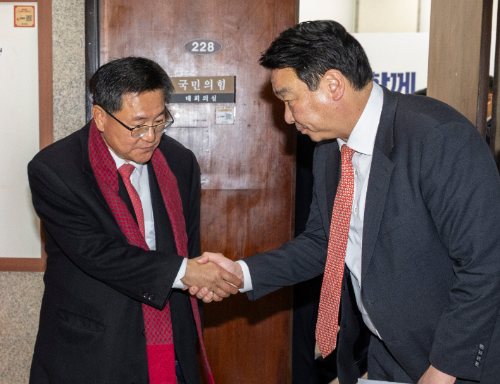국민의힘 전국위원회 의장인 이헌승 의원(왼쪽)과 정희용 사무총장이 11일 국회에서 상임전국위원회 회의를 마친 뒤 악수하고 있다. 연합뉴스