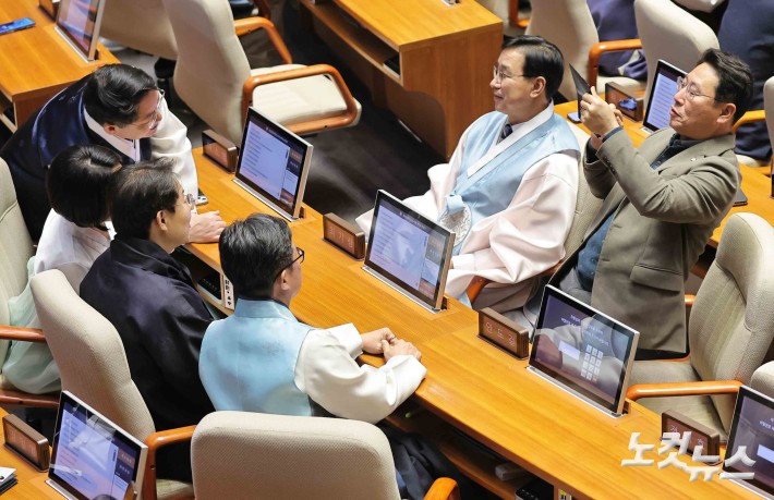 한복입고 기념촬영하는 민주당 의원들