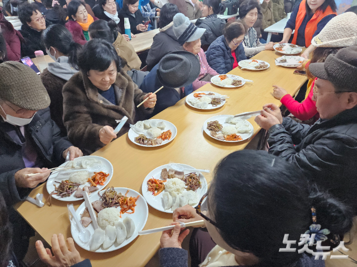 회원들이 북한식 명절 음식을 함께 먹고 있다. 이원석 기자