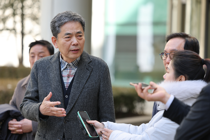 취재진 앞에서 입장 밝히는 곽상도 전 의원. 연합뉴스