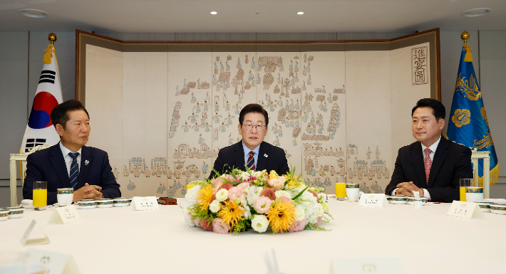 (왼쪽부터) 더불어민주당 정청래 대표, 이 대통령, 국민의힘 장동혁 대표. 연합뉴스