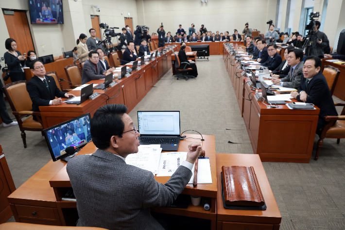 12일 국회에서 열린 대미투자특별법 처리를 위한 특별위원회 제1차 전체회의에서 위원장인 국민의힘 김상훈 의원이 특위를 비공개로 전환할 것임을 알리며 취재진 퇴장을 요청하고 있다. 연합뉴스