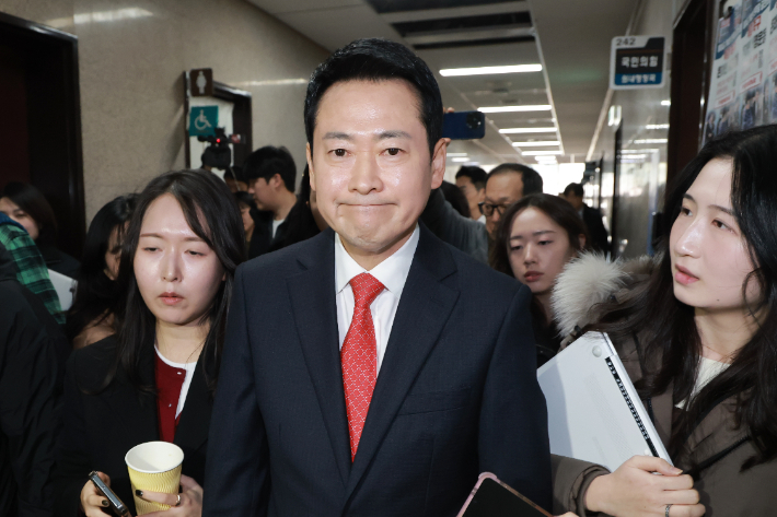 국민의힘 장동혁 대표가 12일 국회 당 대표실로 향하고 있다. 연합뉴스