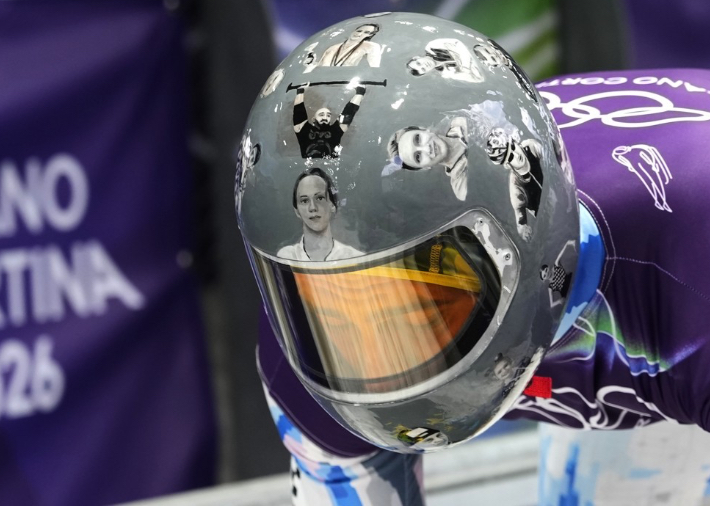 전쟁 희생자를 새긴 추모 헬멧. 연합뉴스