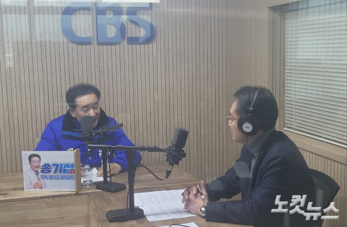 왼쪽부터 송기섭 충북지사 선거 예비후보, 김종현 앵커. 충북CBS