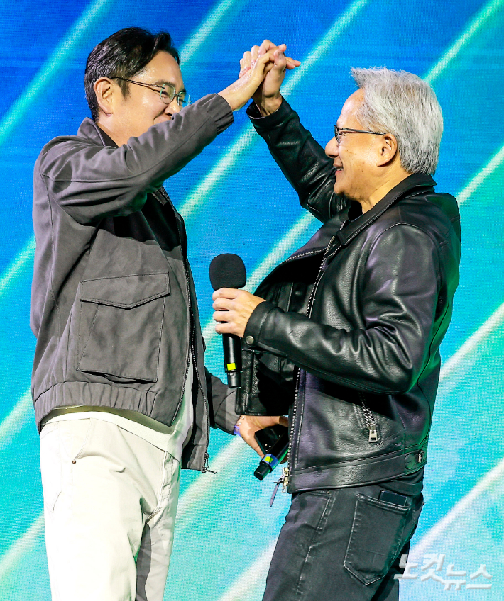 젠슨 황 엔비디아 최고경영자(CEO)가 지난해 서울 강남구 코엑스에서 열린 엔비디아 지포스 게이머 페스티벌에서 이재용 삼성전자 회장과 손잡고 있다. 류영주 기자