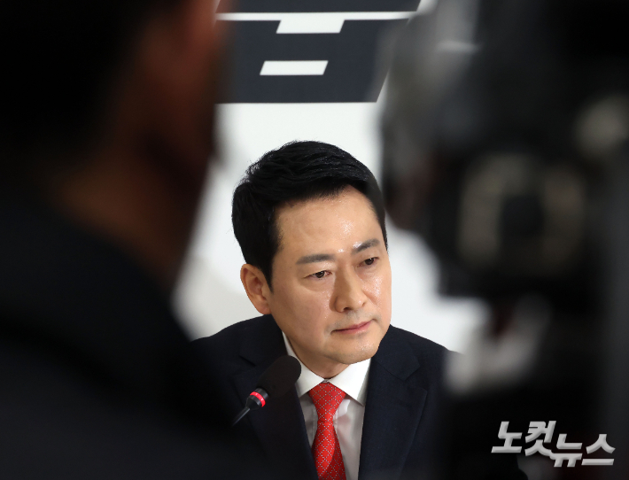 국민의힘 장동혁 대표가 12일 이재명 대통령, 더불어민주당 정청래 대표와의 청와대 오찬회동에 불참한다고 밝힌 후 원내대표실에서 기자회견을 갖고 있다. 황진환 기자