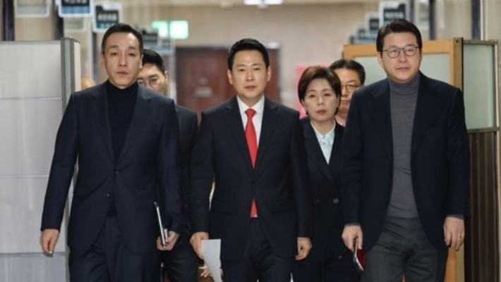 국민의힘 장동혁 대표가 12일 서울 여의도 국회에서 열린 최고위원회의에 입장하고 있다. 연합뉴스