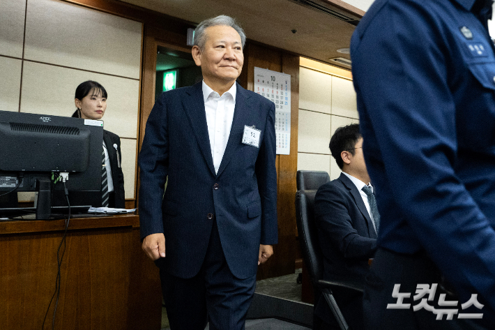 이상민 전 행정안전부 장관이 17일 서울 서초구 서울중앙지법에서 열린 내란 중요임무 종사 등 혐의 첫 공판기일에 출석하고 있다. 사진공동취재단