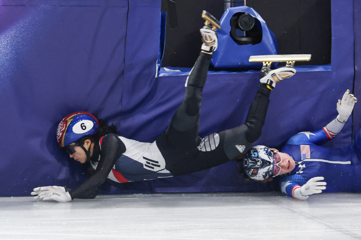 넘어지며 펜스에 부딪히는 김길리. 연합뉴스