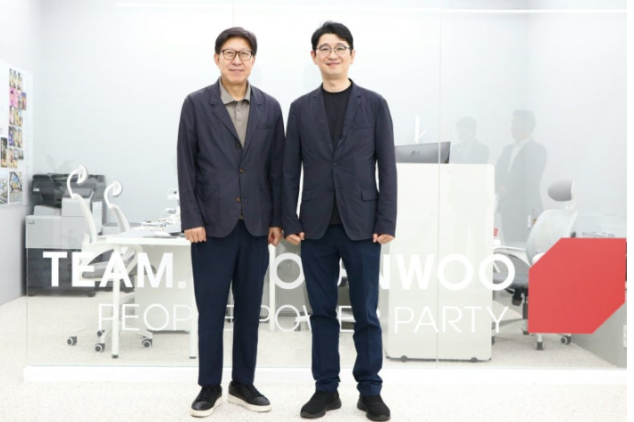 박형준 부산시장(사진 왼쪽)과 주진우 국민의힘 의원(사진 오른쪽)이 회동을 갖고 기념촬영을 하고 있다.국민의힘 제공